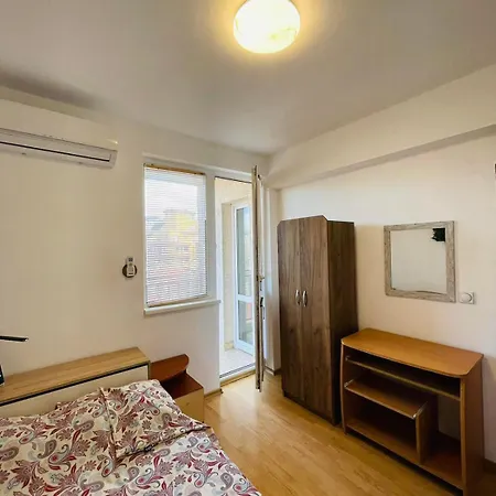 Apartman широк център варна15 минути до центъра Várna