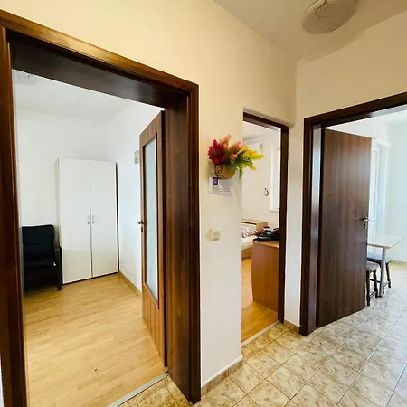 широк център варна15 минути до центъра Apartman