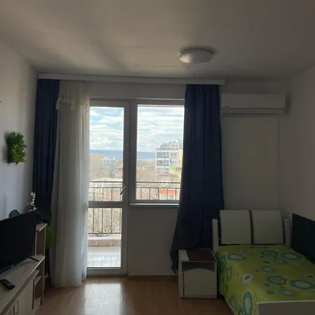 Apartman широк център варна15 минути до центъра Várna