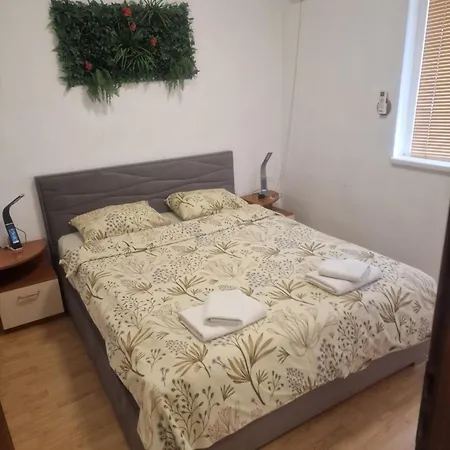широк център варна15 минути до центъра Apartman Várna